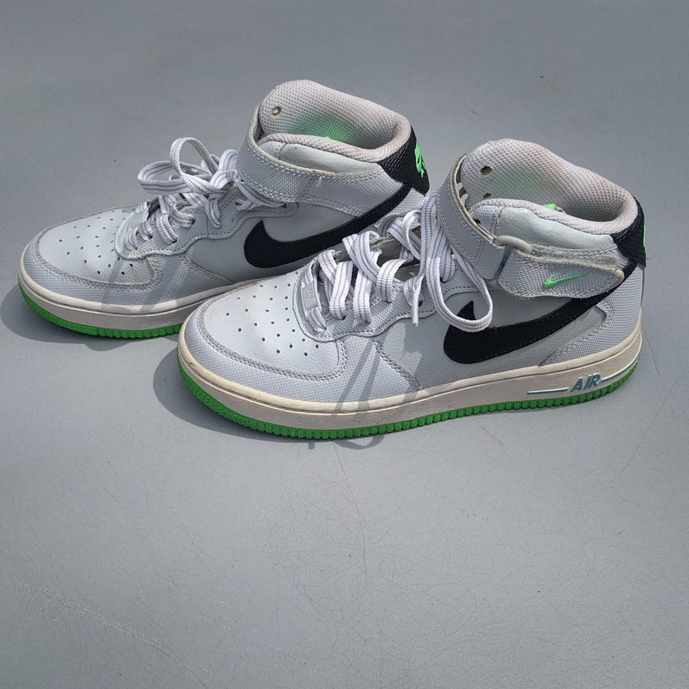 Nikes - Picture 2 of 7